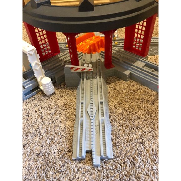 2005 - Fisher Price GeoTrax Workin Haul & Road System Roundhouse - Picture 6 of 9